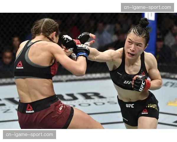 特写：UFC冠军张伟丽卫冕成功后，在八角笼内用中文向祖国问好