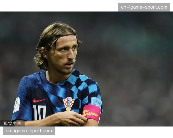 特写：37岁莫德里奇替补登场，仍贡献3次关键转换长传调度