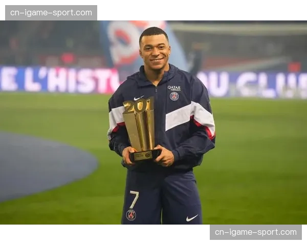 赛后混合采访区，姆巴佩简短回应转会传闻：“我专注于巴黎。”