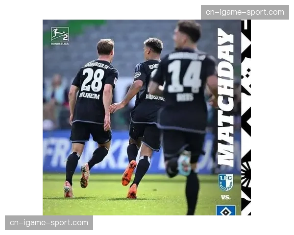 特写镜头：第92分钟绝平后，沙尔克04主帅与队员相拥庆祝