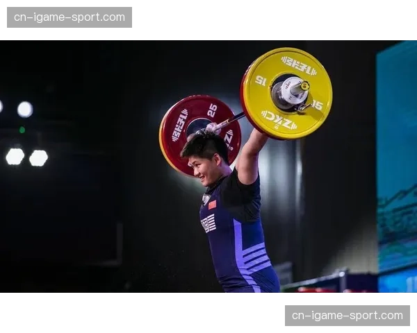 女子81公斤以上级诞生新世界青年纪录，加拿大00后小将震惊全场